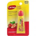 Бальзам для губ - клубника Carmex Moisturizing Lip Balm